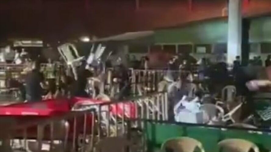 Para calmar los ánimos fue necesaria la intervención de los uniformados de la Policía. Foto: Cortesía