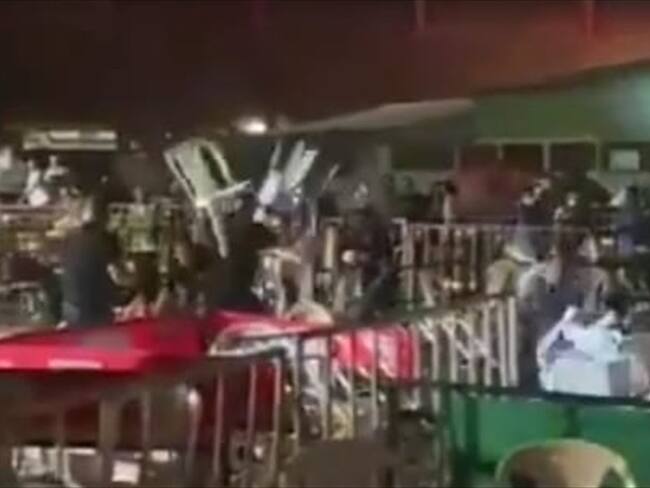 Para calmar los ánimos fue necesaria la intervención de los uniformados de la Policía. Foto: Cortesía