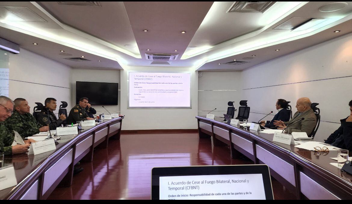 Reunión entre el presidente Gustavo Petro y miembros de las Fuerzas Militares. Foto: @petrogustavo en Twitter