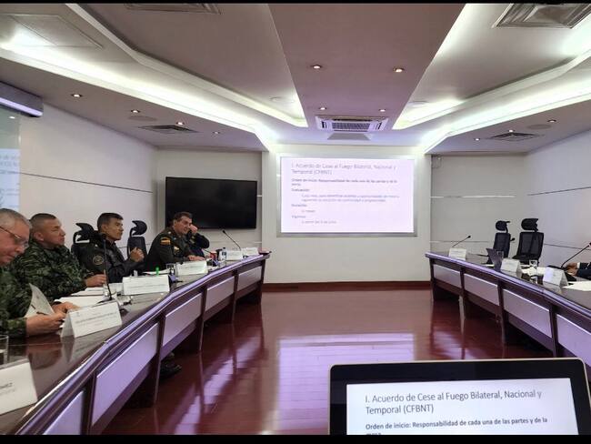 Reunión entre el presidente Gustavo Petro y miembros de las Fuerzas Militares. Foto: @petrogustavo en Twitter