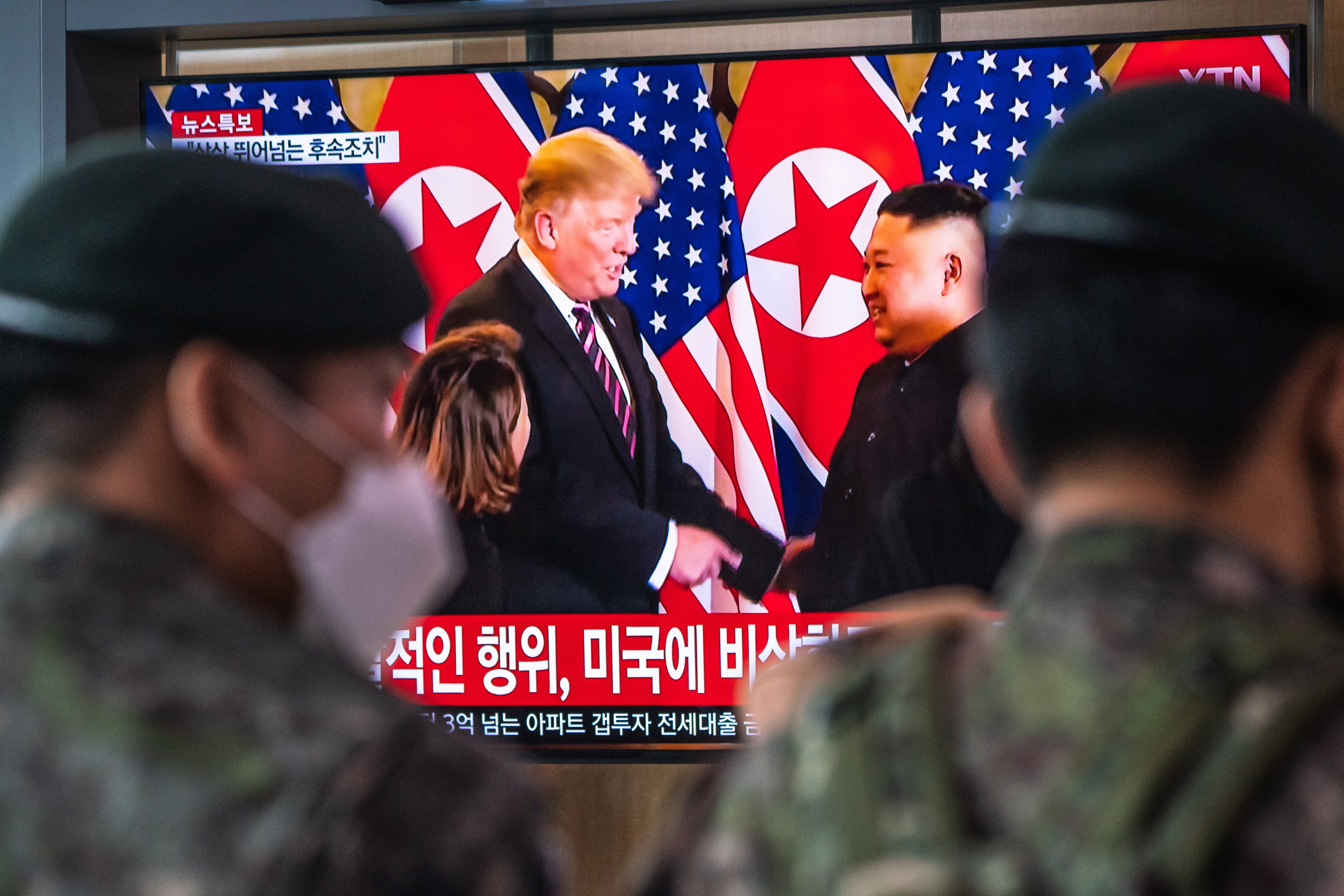 SEÚL, COREA DEL SUR - 2020/06/18: Soldados miran las noticias de televisión que muestran a Donald Trump y Kim Jung-Un durante una rueda de prensa. (Simon Shin/SOPA Images/LightRocket vía Getty Images)