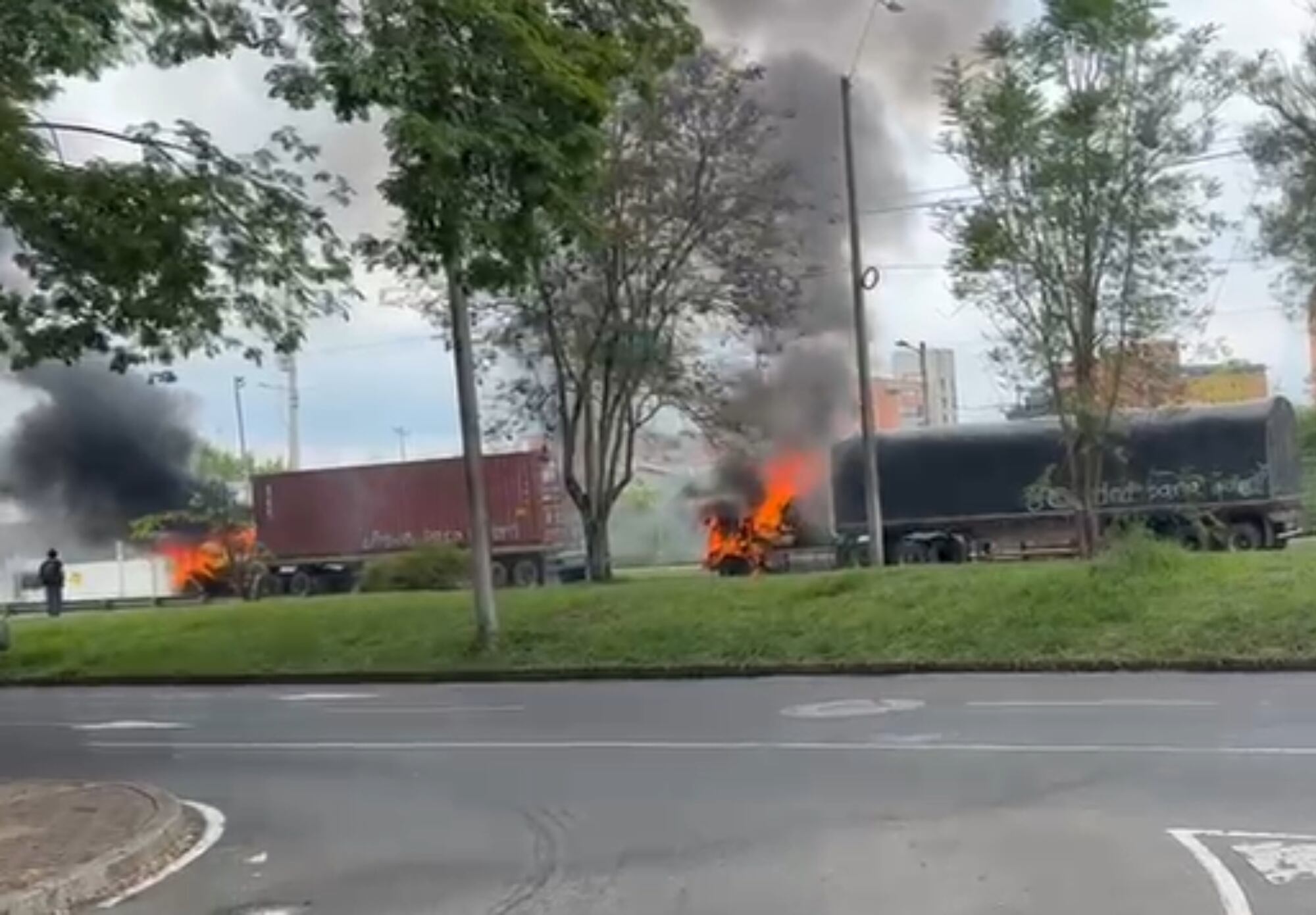 Tractocamiones incinerados