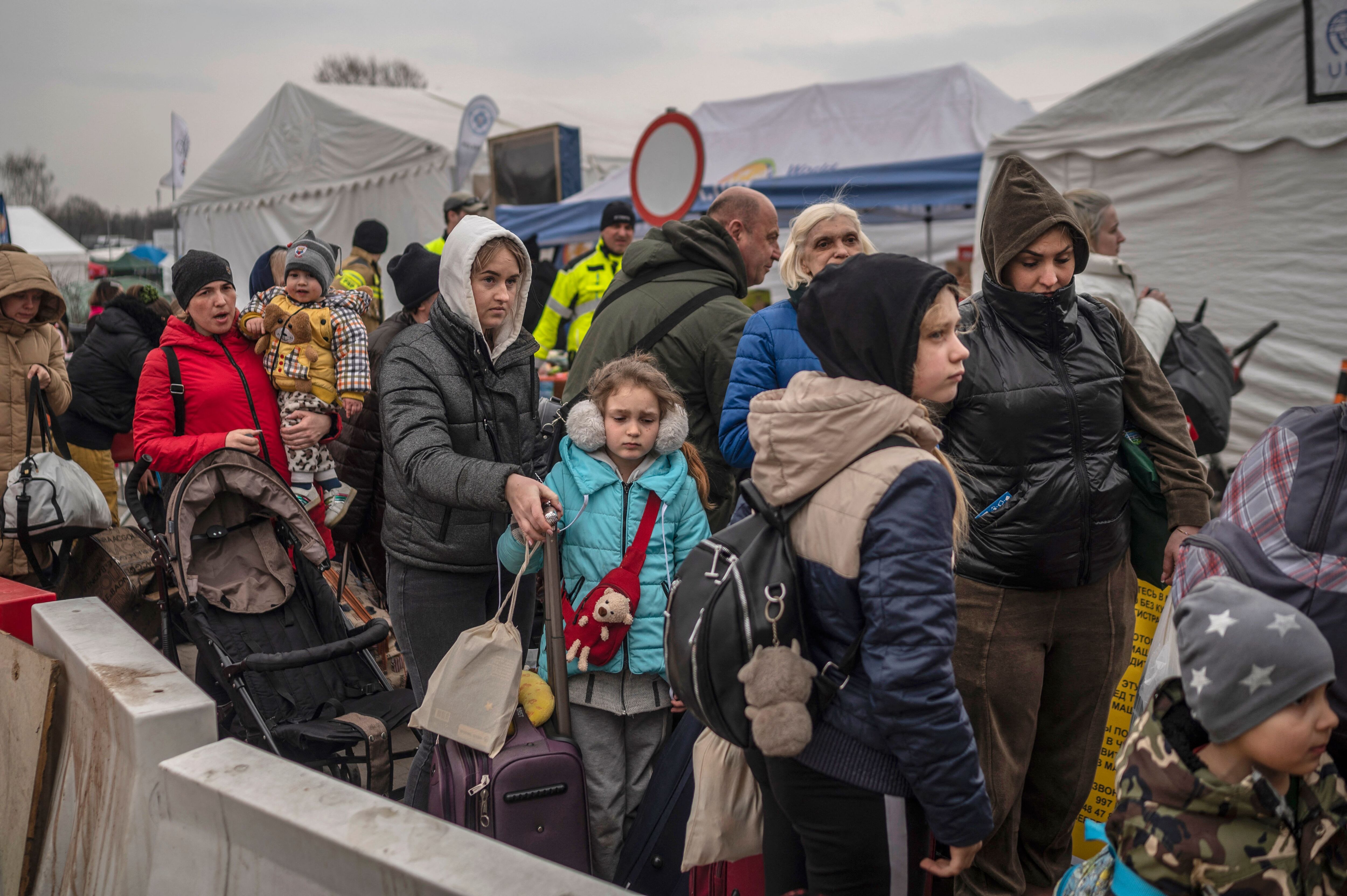 Foto de referencia de refugiados de Ucrania que huyen por la frontera con Polonia tras el inicio de la invasión rusa. (Photo by Angelos Tzortzinis / AFP) (Photo by ANGELOS TZORTZINIS/AFP via Getty Images)