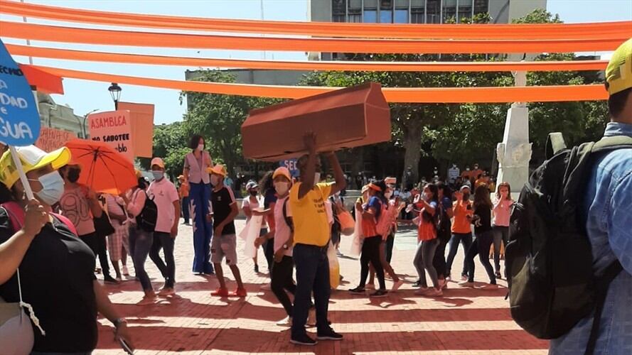 Manifestantes en contra de la Asamblea llevaron un ataúd. Foto: Diputado Jair Mejía