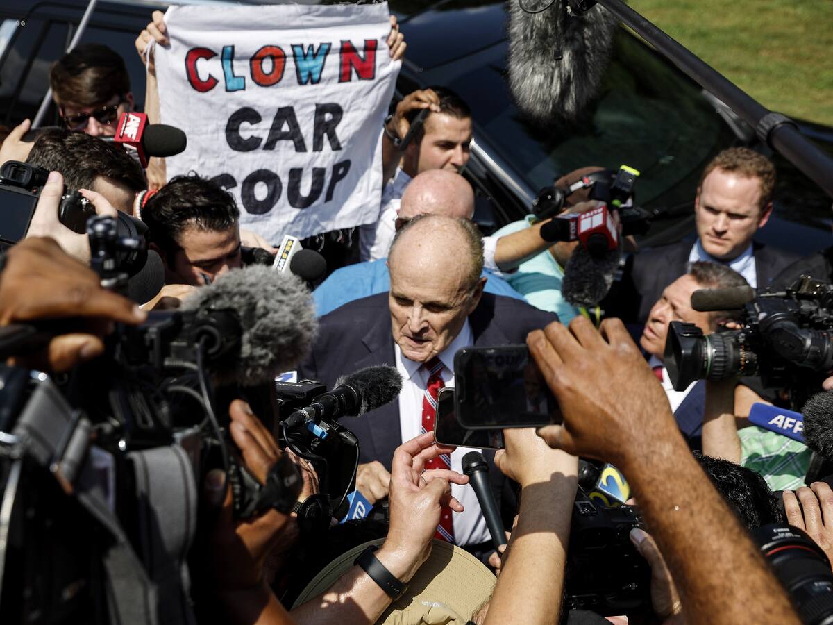 Giuliani, exabogado de Trump, denuncia una “farsa” tras ser fichado en Georgia