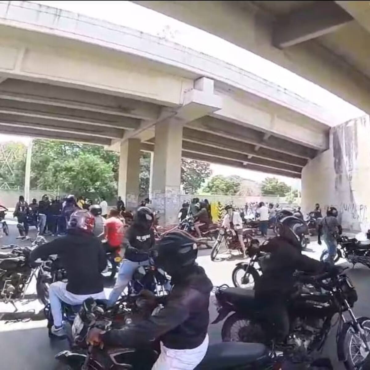 Grupo de mototaxistas bloquean algunas vías de Santa Marta