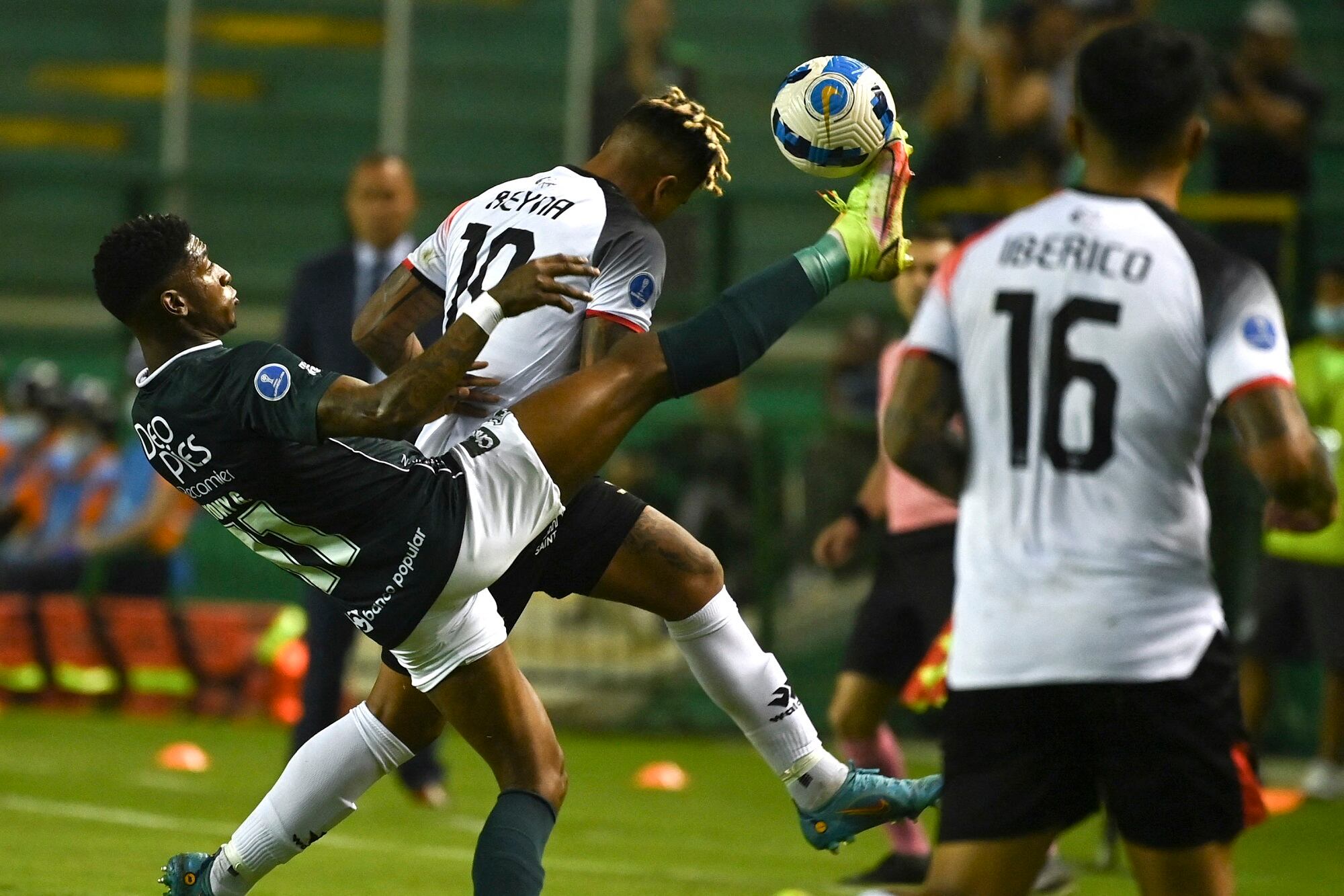 Deportivo Cali vs. Melga en Copa Sudamericana. (Photo by JUAN BARRETO/AFP via Getty Images)