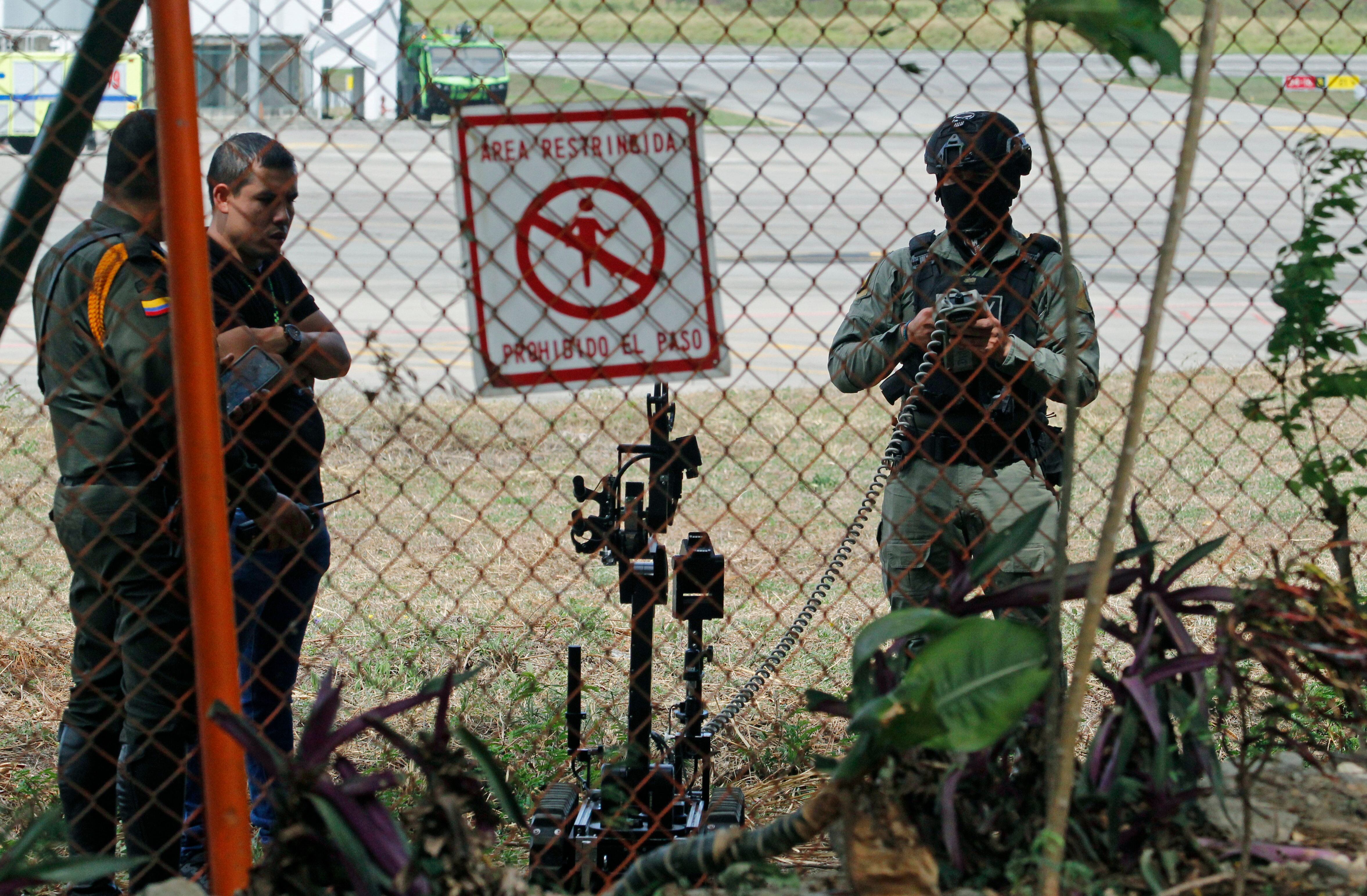 AME9932. CÚCUTA (COLOMBIA), 11/08/2023.- Policías inspeccionan una zona el Aeropuerto Internacional Camilo Daza de la ciudad de Cúcuta (Colombia). La Policía colombiana detonó de manera controlada este viernes una maleta cargada con explosivos que fue encontrada en el perímetro del aeropuerto internacional Camilo Daza, de Cúcuta, la principal ciudad de la frontera con Venezuela, lo que obligó a la suspensión de las operaciones aéreas. EFE/ Mario Caicedo
