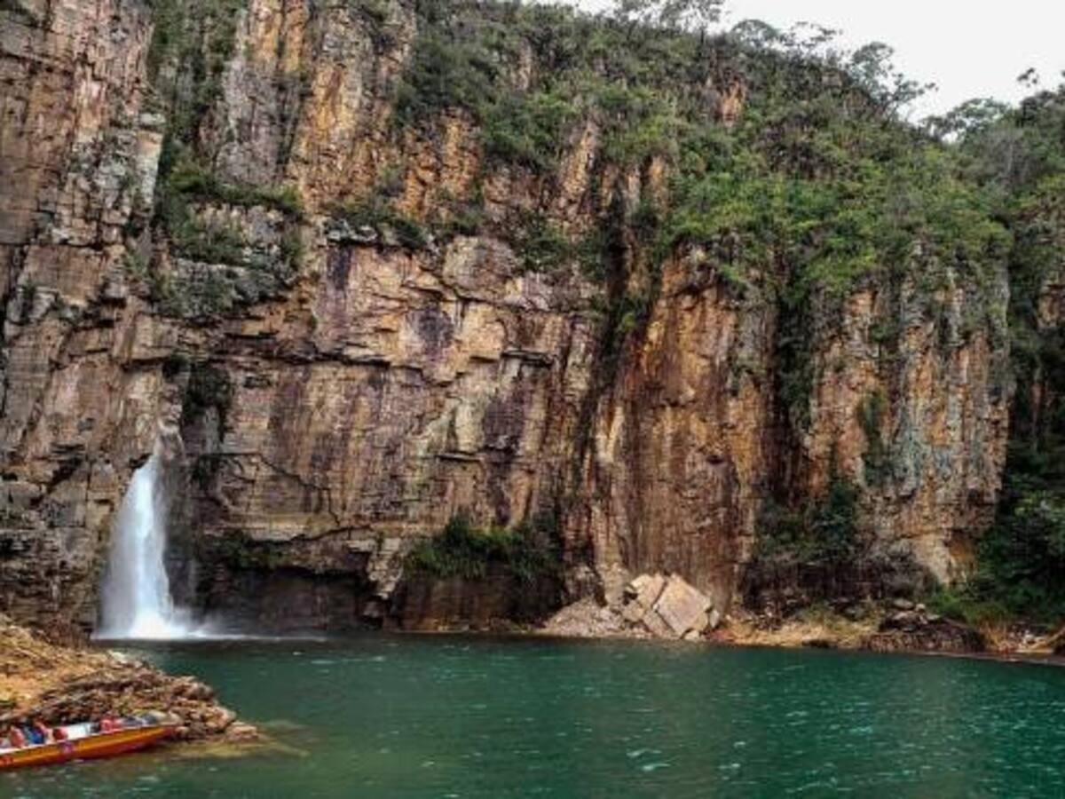 Confirman 10 muertos tras desprendimiento de rocas en lago de Brasil