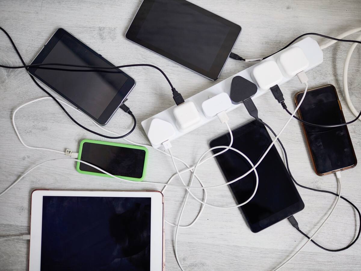 Si cargó el celular al 100 % y sigue conectado, ¿consume energía? Le explicamos