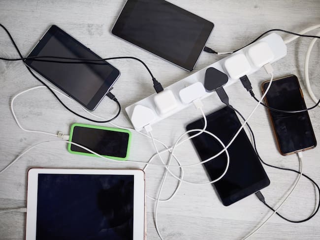Múltiples dispositivos enchufados (Foto vía GettyImages)