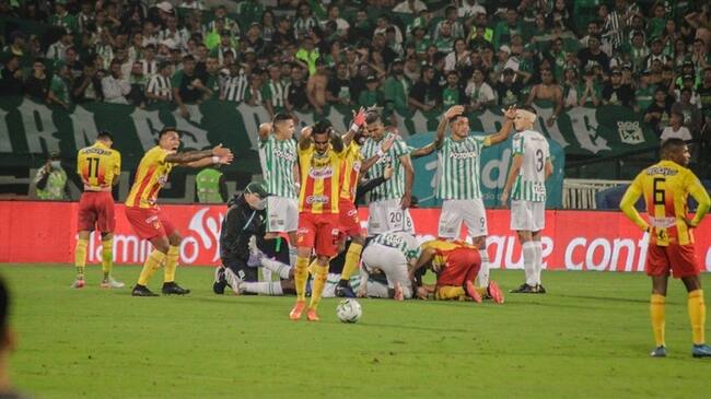 Baldomero Perlaza sufre impresionante lesión de tobillo en partido del Nacional. Foto: Colprensa