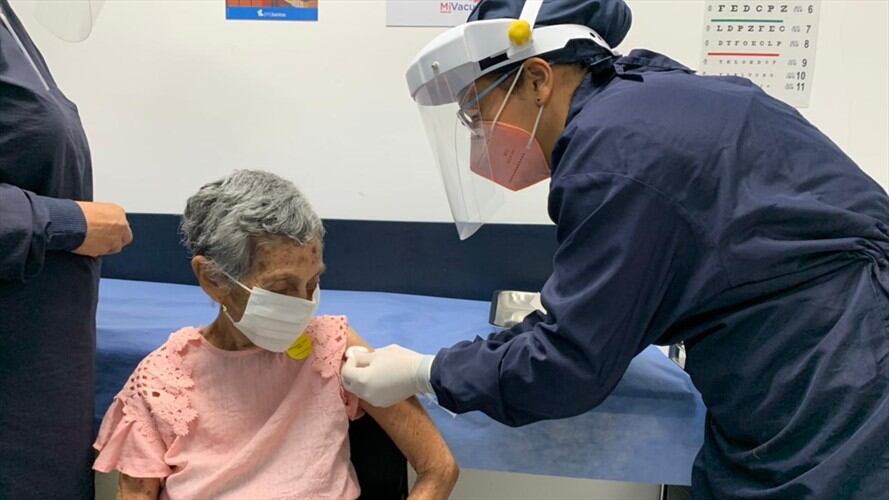 Pico y cédula para vacunación a mayores de 80 años en Montería. Foto: prensa alcaldía Montería.