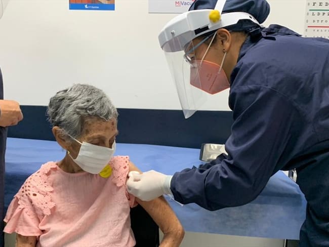Pico y cédula para vacunación a mayores de 80 años en Montería. Foto: prensa alcaldía Montería.
