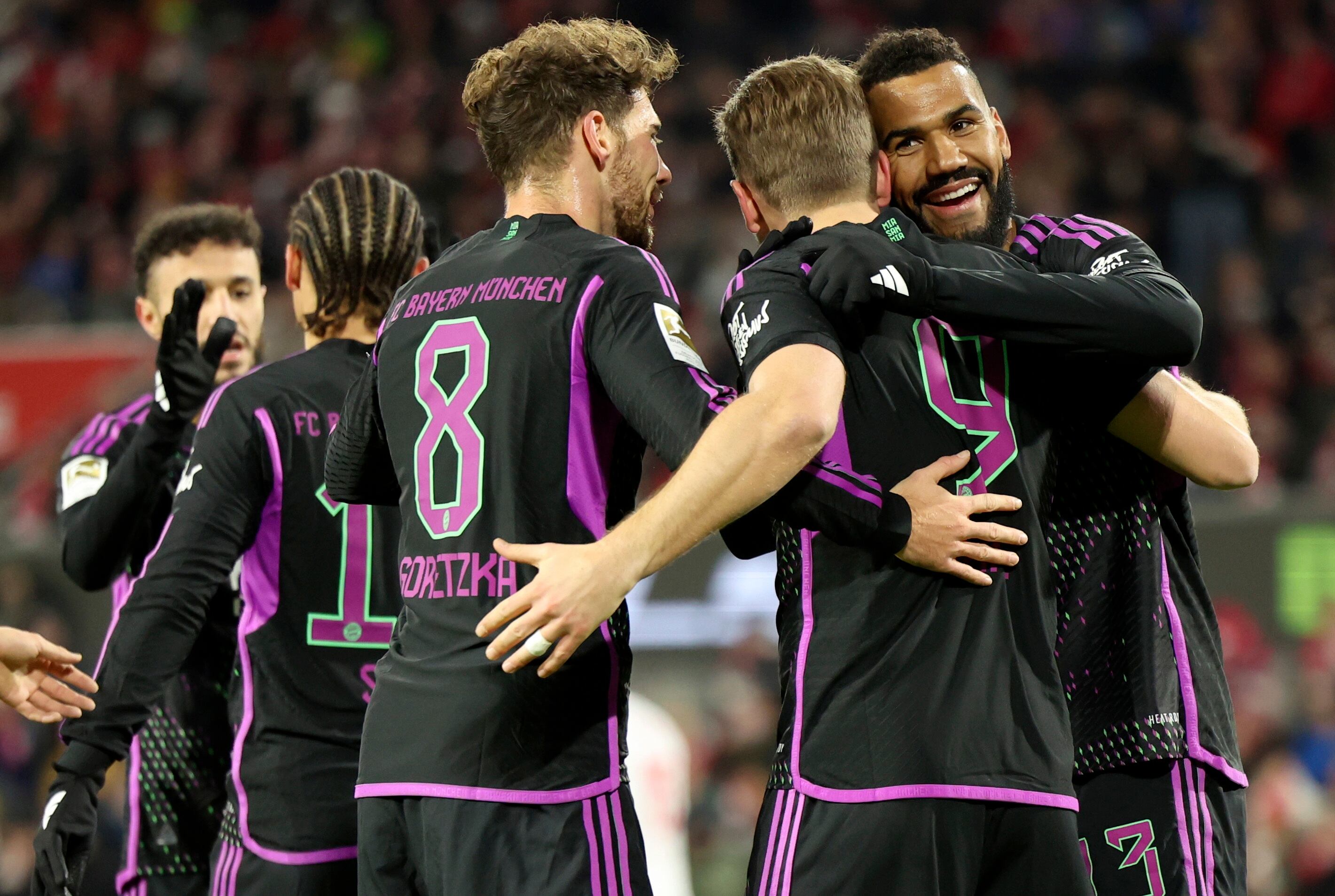 Cologne (Germany), 24/11/2023.- Munich's Harry Kane (2R) celebrates with teammates after scoring the 1-0 lead during the German Bundesliga soccer match between 1. FC Cologne and FC Bayern Munich in Cologne, Germany, 24 November 2023. (Alemania, Colonia) EFE/EPA/CHRISTOPHER NEUNDORF CONDITIONS - ATTENTION: The DFL regulations prohibit any use of photographs as image sequences and/or quasi-video.
