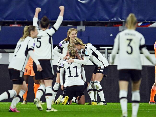 Heerenveen (Netherlands), 28/02/2024.- Lea Schuller (C) of Germany celebrates with teammates after scoring the 0-2 goal during the UEFA Women&#039;s Nations League third-place match Netherlands vs Germany in Heerenveen, the Netherlands, 28 February 2024. (Alemania, Países Bajos; Holanda) EFE/EPA/Olaf Kraak