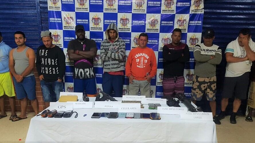 Los capturados fueron puestos a disposición de la Fiscalía . Foto: Armada Nacional