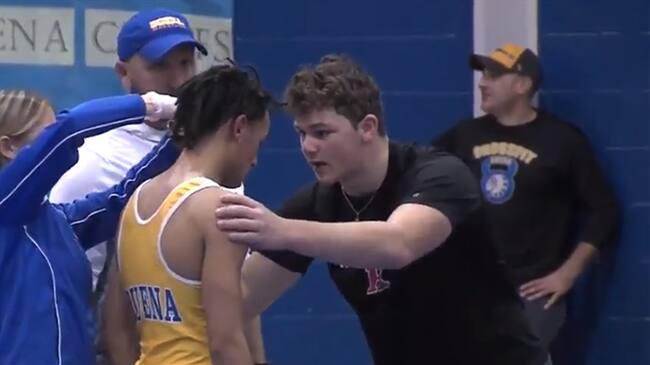 El luchador Andrew Jonhson, de 16 años, tuvo que quitarse sus rastas para poder competir. Foto: Cortesía