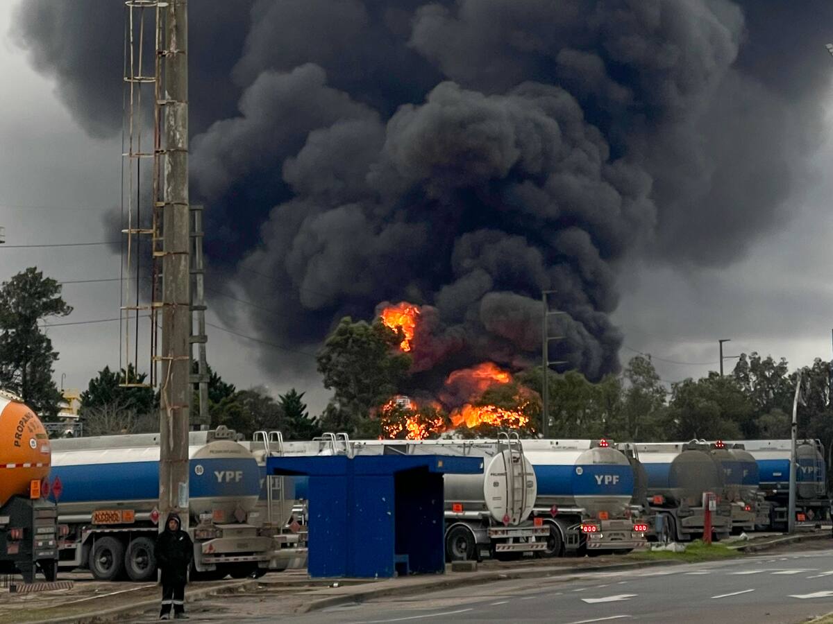 Los bomberos logran controlar el incendio en la mayor refinería de Argentina