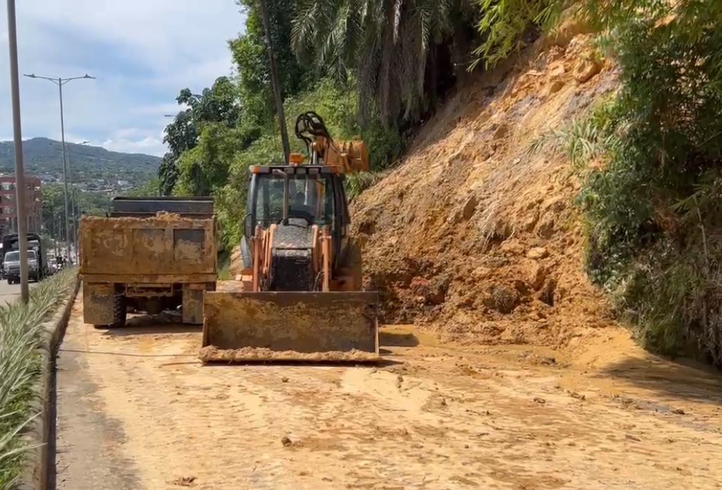 Ingenieros militares atienden emergencia por deslizamiento en Florencia. Foto: Suministrada