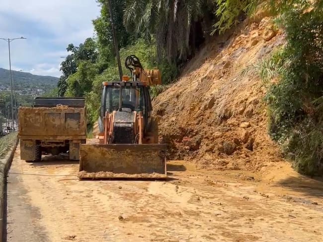 Ingenieros militares atienden emergencia por deslizamiento en Florencia. Foto: Suministrada