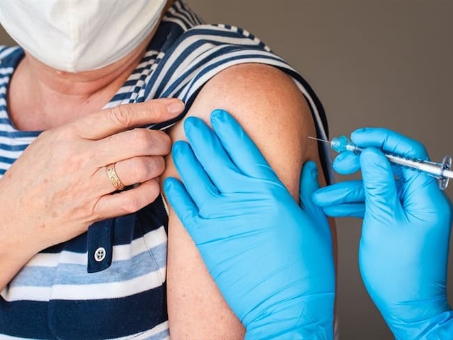 Imagen de referencia de vacunación contra la COVID-19. Foto: Getty Images / Cavan Images