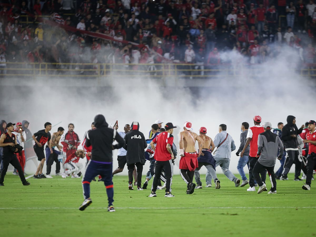 Fuertes sanciones para Santa Fe por pelea entre hinchas en el pasado juego ante América