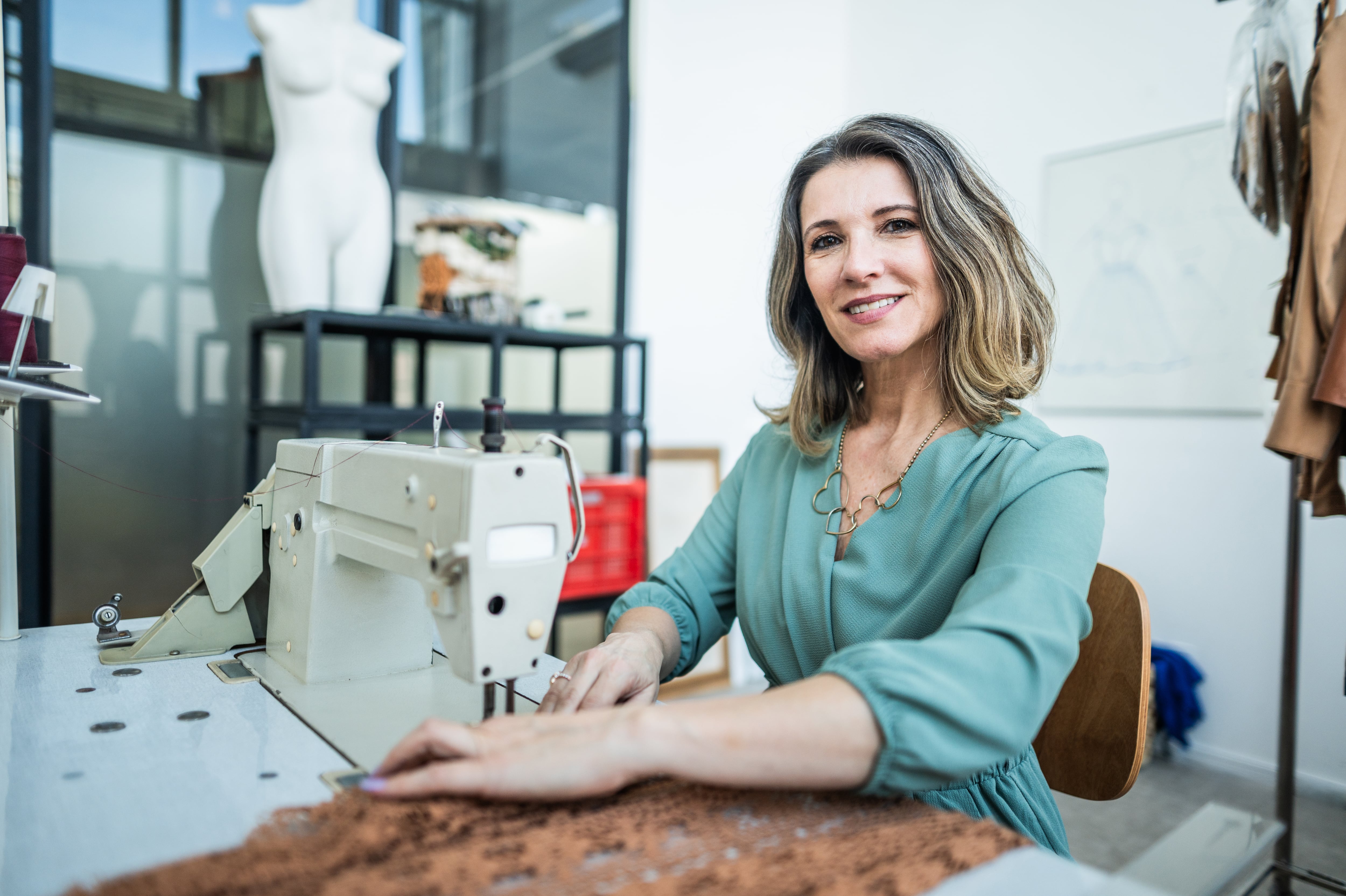 Mujer con máquina de coser | Foto: GettyImages