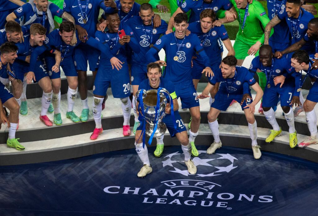 PORTO, PORTUGAL - MAY 29: Chelsea captain César Azpilicueta lifts the trophy after the UEFA Champions League Final between Manchester City and Chelsea FC at Estadio do Dragao on May 29, 2021 in Porto, Portugal. (Photo by Visionhaus/Getty Images)