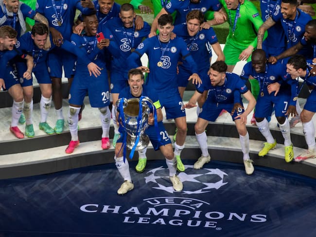 PORTO, PORTUGAL - MAY 29: Chelsea captain César Azpilicueta lifts the trophy after the UEFA Champions League Final between Manchester City and Chelsea FC at Estadio do Dragao on May 29, 2021 in Porto, Portugal. (Photo by Visionhaus/Getty Images)