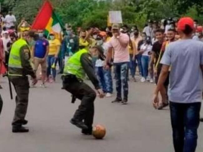 Protesta en Sabana de Torres terminó en partido de fútbol con Policía. . Foto: Cortesía para Melissa Munera