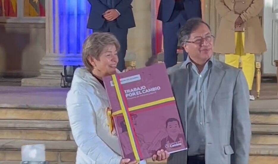 Ministra de Trabajo, Gloria Inés Ramírez, junto al presidente de Colombia, Gustavo Petro, en la radicación de la reforma laboral. Foto: Presidencia.