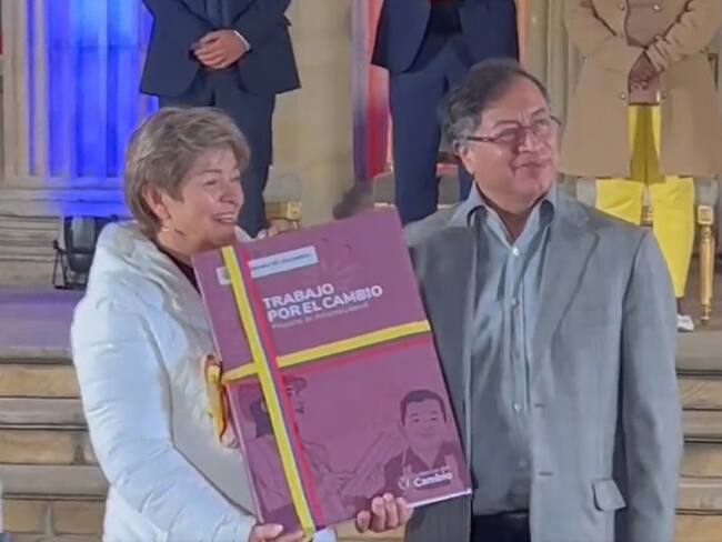 Ministra de Trabajo, Gloria Inés Ramírez, junto al presidente de Colombia, Gustavo Petro, en la radicación de la reforma laboral. Foto: Presidencia.