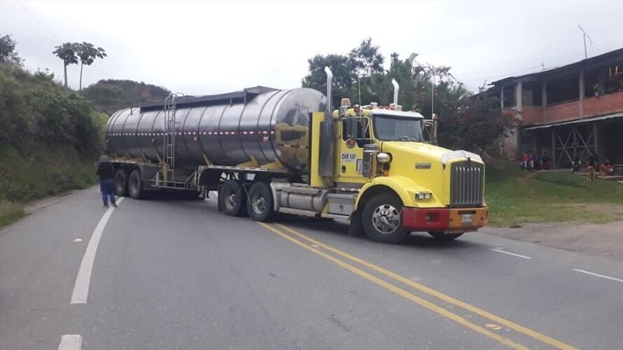 Inicialmente, la carretera fue cerrada en los sectores de El Pital, Río Ovejas y La Agustina, lo que generó que cientos de conductores se quedaran represados en la vía. Foto: Cric