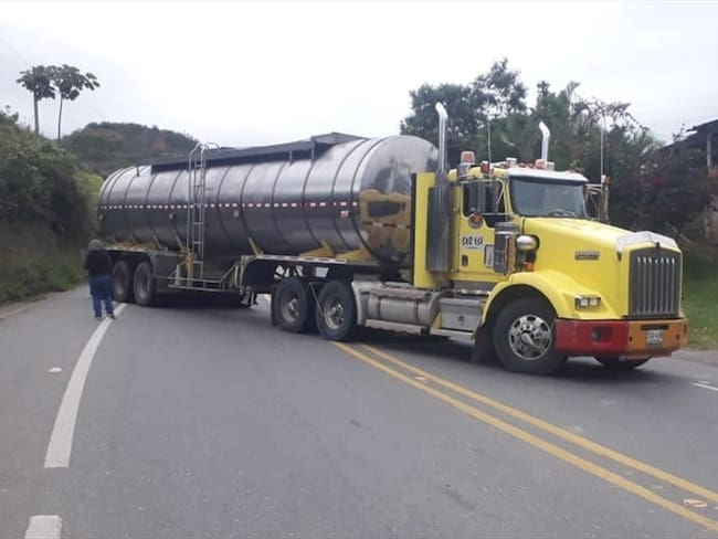 Inicialmente, la carretera fue cerrada en los sectores de El Pital, Río Ovejas y La Agustina, lo que generó que cientos de conductores se quedaran represados en la vía. Foto: Cric