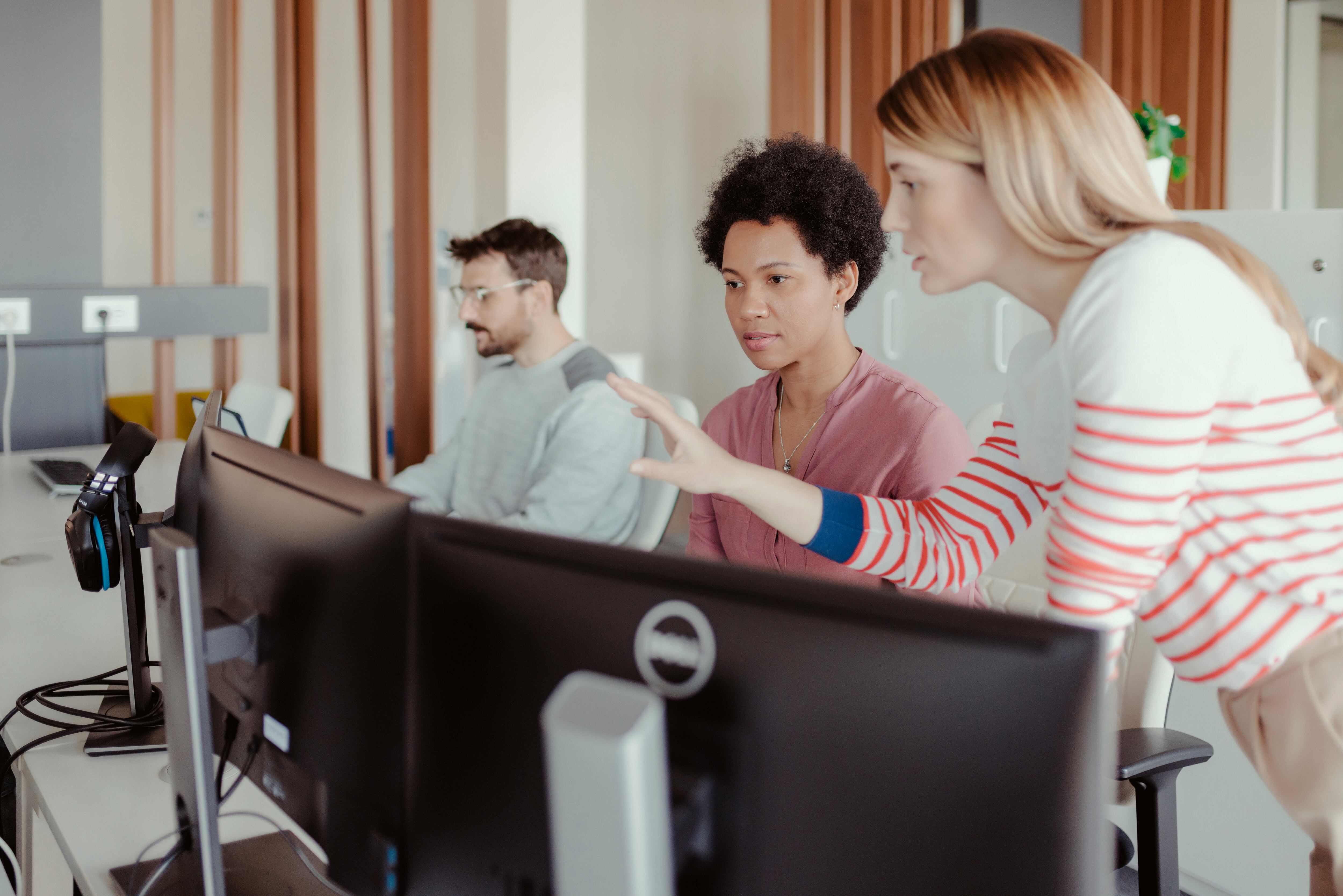 Tres personas trabajando con computadores Dell en una empresa / Foto: GettyImages