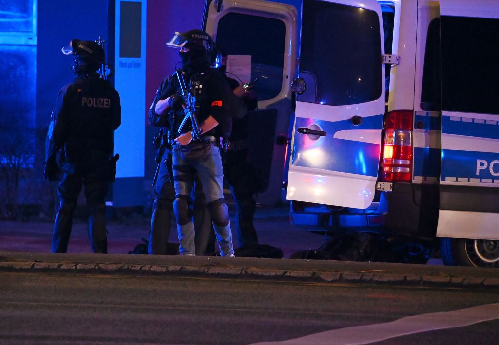 09 March 2023, Hamburg: Police officers in special equipment are on duty in Hamburg. Photo: Jonas Walzberg/dpa (Photo by Jonas Walzberg/picture alliance via Getty Images)