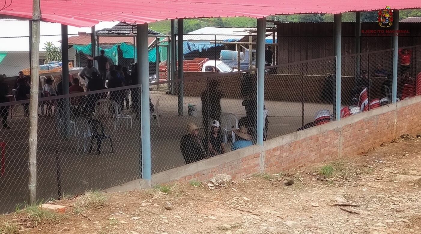 Cuatro suboficiales y 53 soldados profesionales permanecen secuestrados en un polideportivo. Crédito: Ejército Nacional.