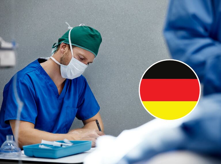 Enfermero revisando la historia clínica en centro médico / Bandera de Alemania (Getty Images)