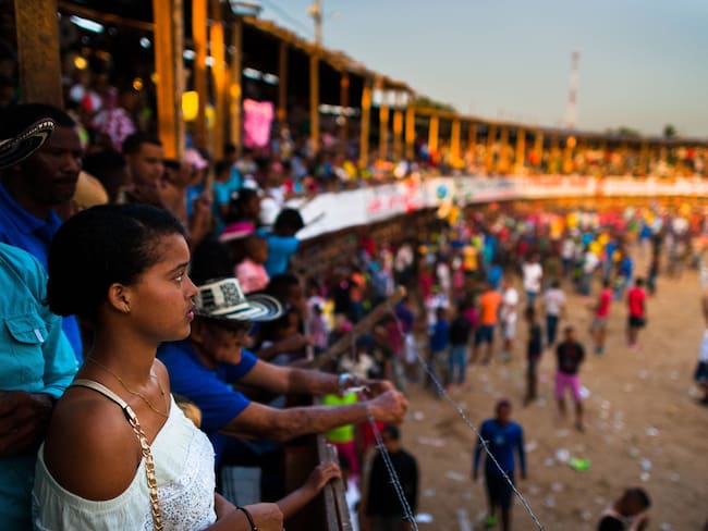 Varios heridos se encuentran en estado de gravedad. Foto: - DECEMBER 17: A young Colombian woman looks down at the amateur bullfighters in the arena of a &#039;Corraleja&#039; bullfighting festival on December 17, 2017 in Soplaviento, Colombia. Amateur bullfights known as &#039;Corralejas&#039; take place in villages and towns on the Caribbean coast of Colombia. Famil