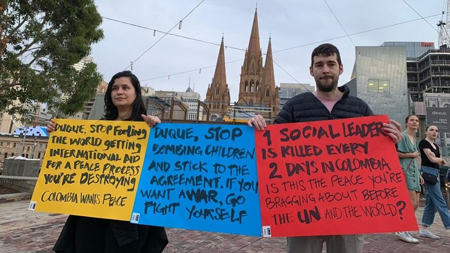 Si su gobierno sigue matando no dejáremos de marchar, cantan colombianos desde Australia. Foto: Créditos: @malecalde.
