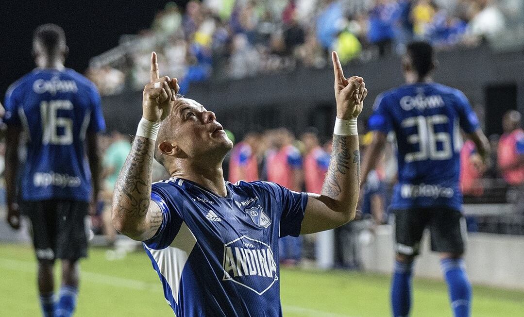 El delantero de Millonarios Leonardo Castro celebra su gol ante Atlético Nacional en Miami. Foto: Twitter @MillosFCoficial