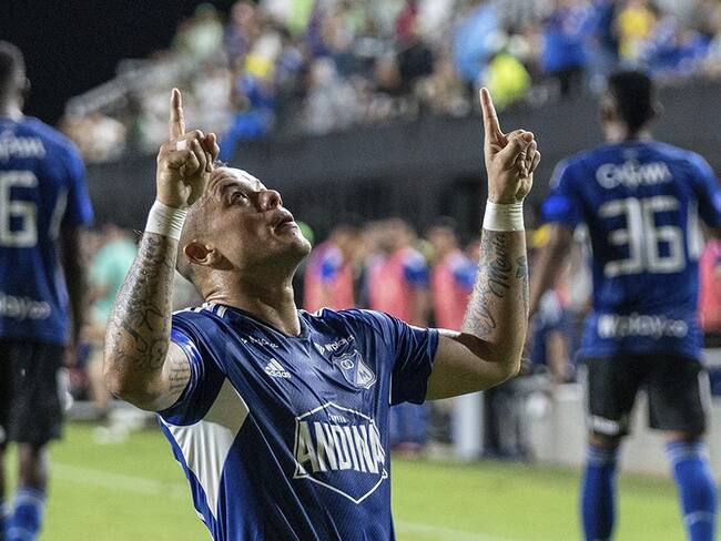 El delantero de Millonarios Leonardo Castro celebra su gol ante Atlético Nacional en Miami. Foto: Twitter @MillosFCoficial