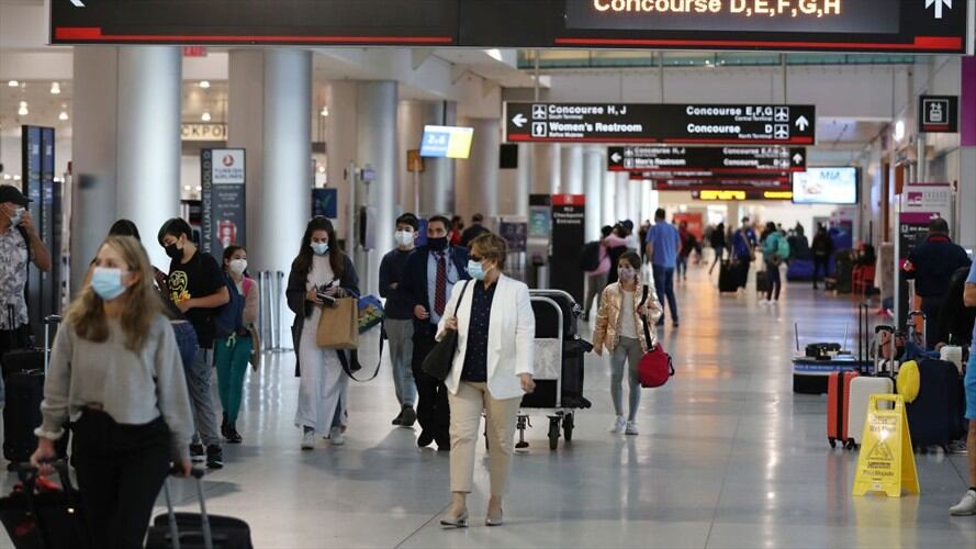 Cuatro hombres protagonizan fuerte pelea en aeropuerto internacional de Miami. Foto: Getty Images