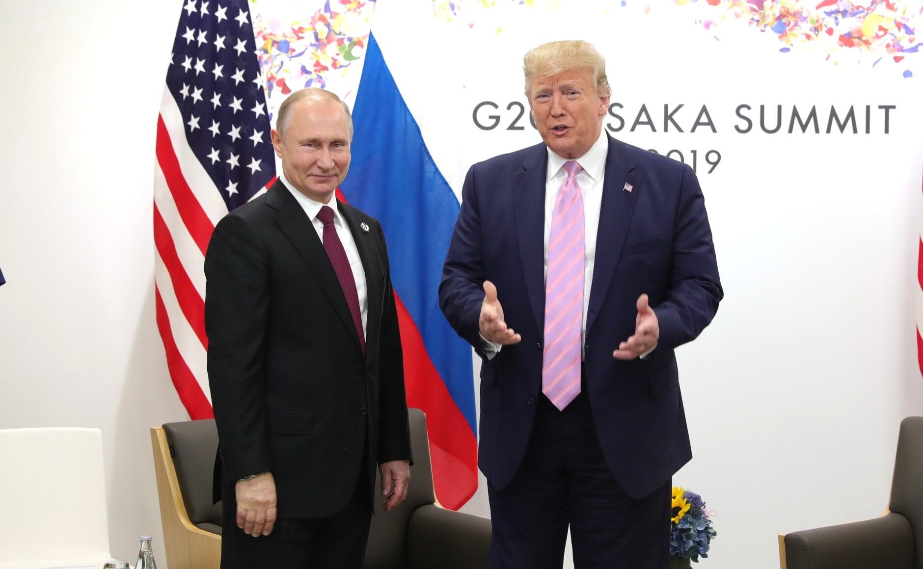 El presidente estadounidense, Donald Trump (d), se reúne con el presidente ruso, Vladímir Putin (i), en el primer día de la cumbre del G20 en Osaka, Japón, el 28 de junio de 2019. (Foto de la oficina de prensa del Kremlin / Handout/Anadolu Agency/Getty Images)