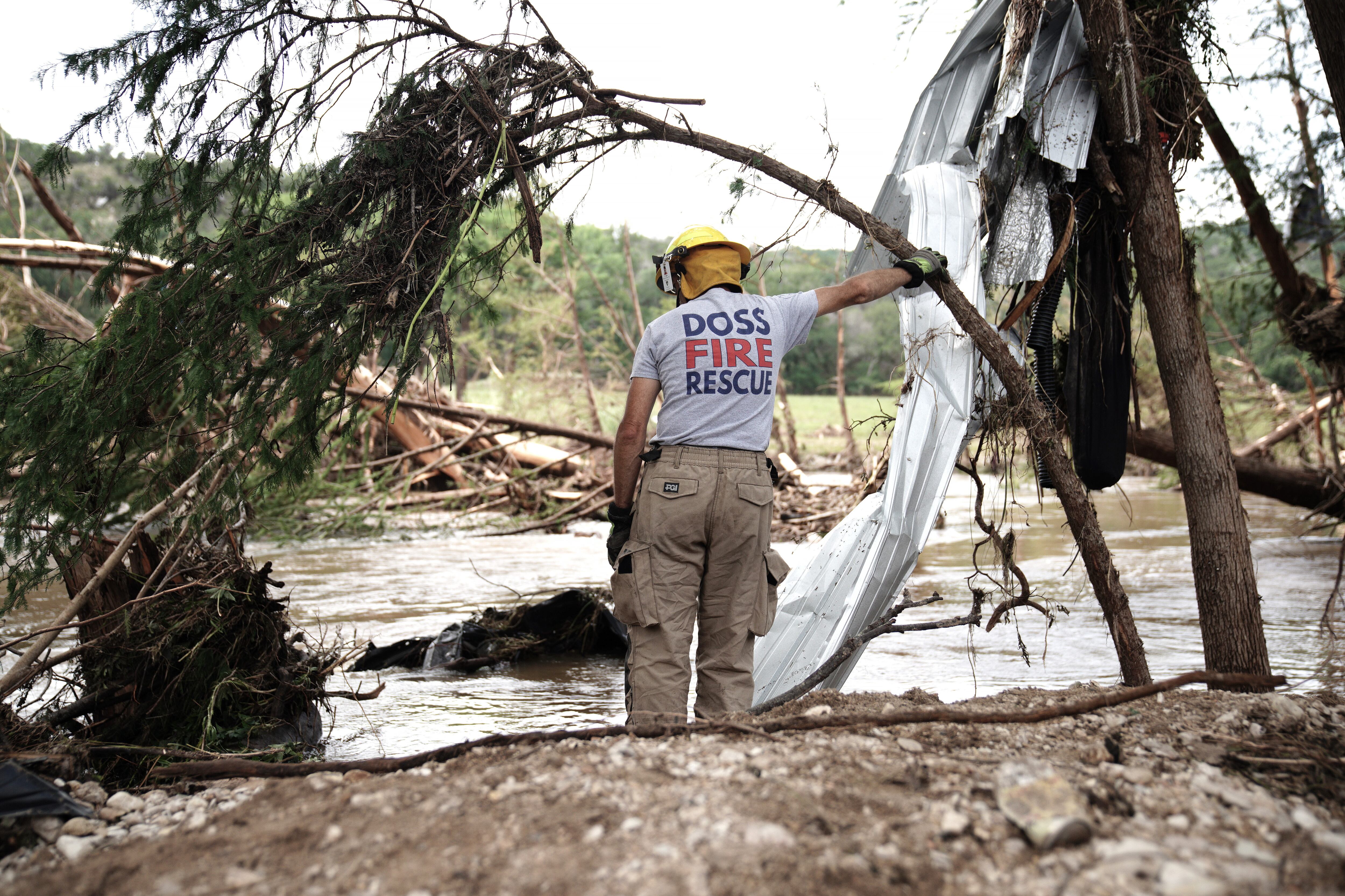 Equipos de rescate continúan en la búsqueda de personas desaparecidas tras inundaciones en Texas. FOTO:EFE/EPA/DUSTIN SAFRANEK