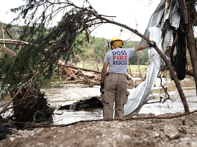 Equipos de rescate continúan en la búsqueda de personas desaparecidas tras inundaciones en Texas. FOTO:EFE/EPA/DUSTIN SAFRANEK