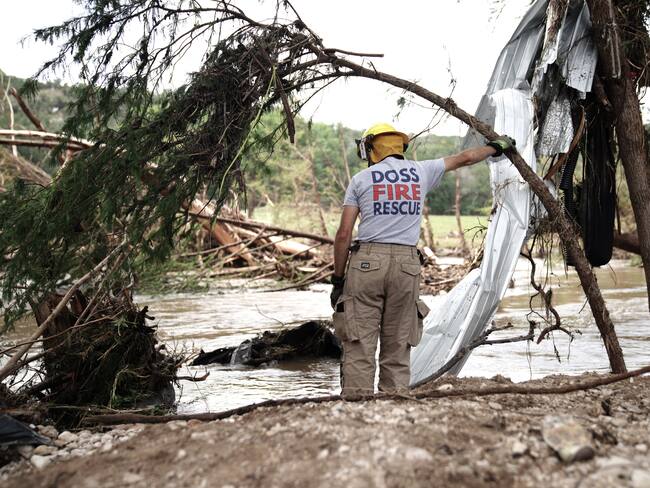 INGRAM (United States), 07/07/2025.- A first responder rests near a search area along that Guadalupe river near Blue Oak RV Park in Ingram, Texas, USA, 07 July 2025. At least 91 people have been killed in floods in central Texas, the White House preess secretary said on 07 July. At least 27 of them died when floodwaters swept through a summer camp and nearby homes on early 04 July. (Inundaciones) EFE/EPA/DUSTIN SAFRANEK