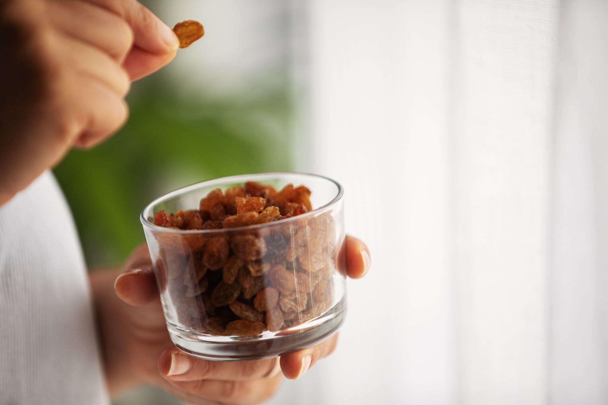 Imagen de referencia de niña comiendo. Foto: Getty Images.