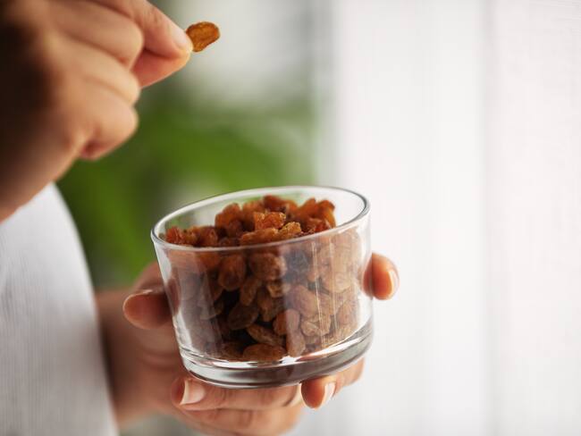 Imagen de referencia de niña comiendo. Foto: Getty Images.